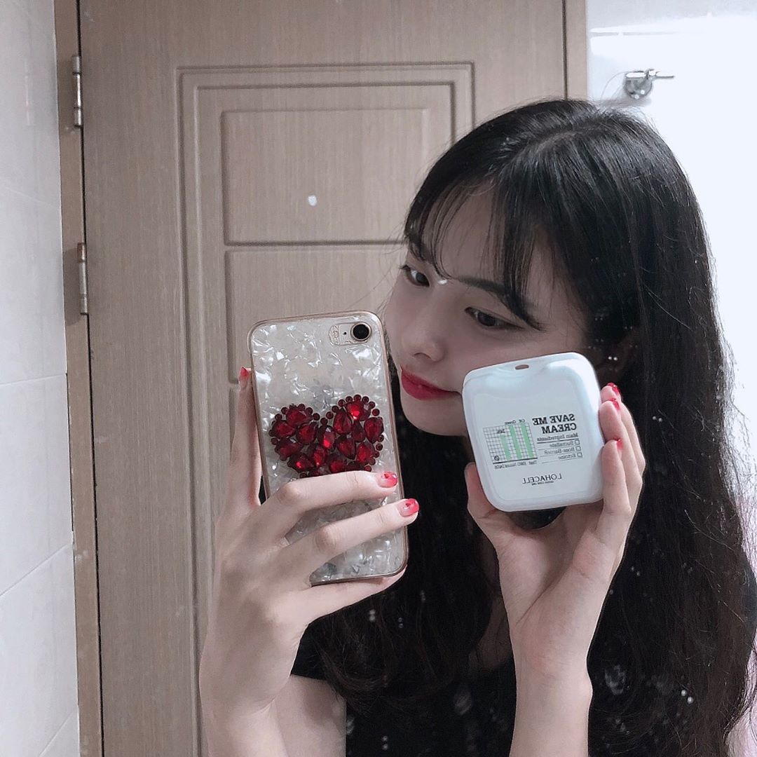 유진 on Instagram: “요즘 매일 잘 쓰고 있는 크림❣️ 미세먼지, 블루라이트 유해성분 3중 필터링 기능과 수크랄페이트 기능이 피부를 지켜주면서 이거 하나만 발라도 너무 촉촉하자나  #로하셀 #로하셀세이브미 #로하셀세이브미크림 #로하셀크림 #미세먼지차단 #크림추천…”