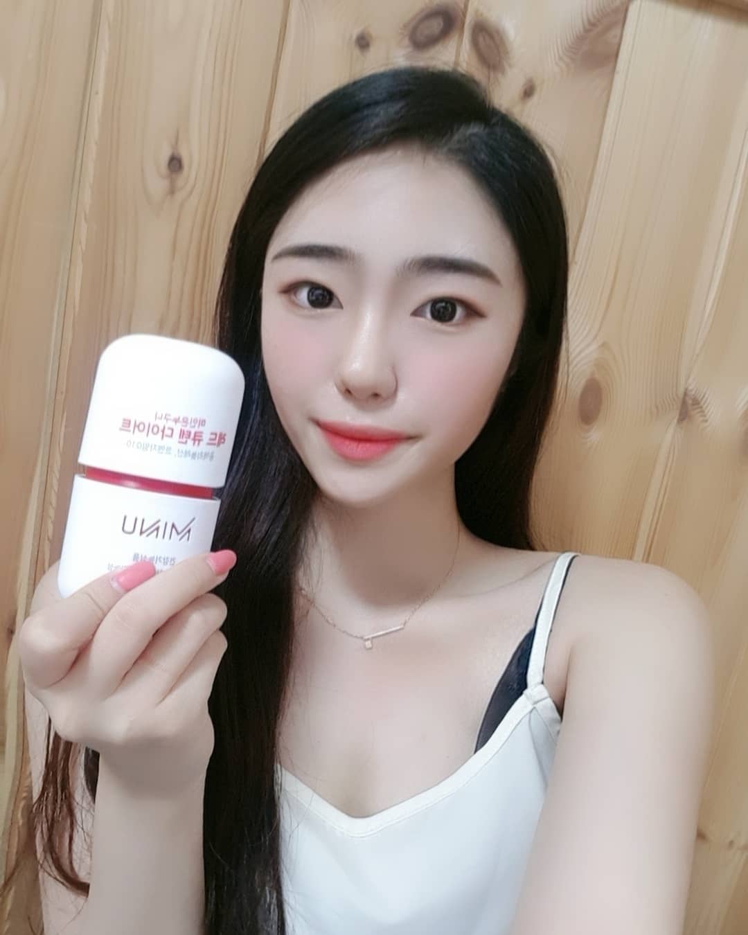 다콩 on Instagram: “원래는 식단조절하지않고 가까운거리는 걸어다니거나 저녁이나 새벽에 나가서 한두시간 걷고 들어오는게 다였는데 이걸 먹으면서 짬찜히 운동까지 하니까 제 콤플렉스였던 팔뚝살도 눈으로 봤을때 전보다 많이 빠진것같고 자고일어났을때 개운한 거 있죵😝저랑 같이…”