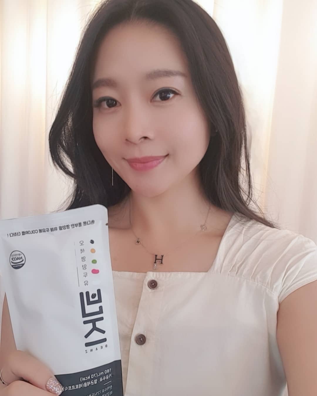 쇼니마미😊 on Instagram: “#빈즈 . 영양이 풍부해 동서양을 막론하고 전세계적으로 사랑받는 대표 영양식품 #콩 약콩, 대두, 완두, 적강낭콩, 흰강낭콩  다섯가지 콩 모두를 전통 맷돌 방식으로 껍질채 갈아넣어 걸쭉하고 고소한 두유😋 설탕 및 대체당 일체 넣지않아 달지않고…”