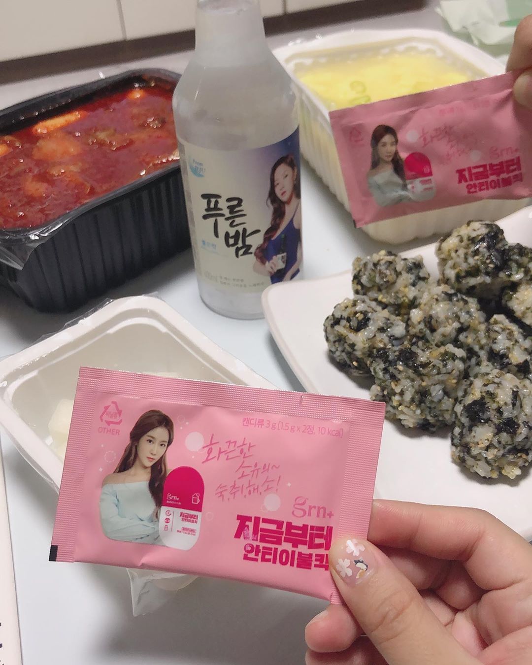 다연 on Instagram: “: ) 새로운 이불킥 예방 😆 환 형태로 되있으면 먹기 힘든 사람도 있었는데 사탕처럼 먹으면 되서 먹기 편함🤗 심지어 개맛탱!! 과음한 다음 날에도 숙취 1도 없이 일상생활 가능!! 상*한 전도사에서 안티이불킥 전도사로 전환😊 #grn…”