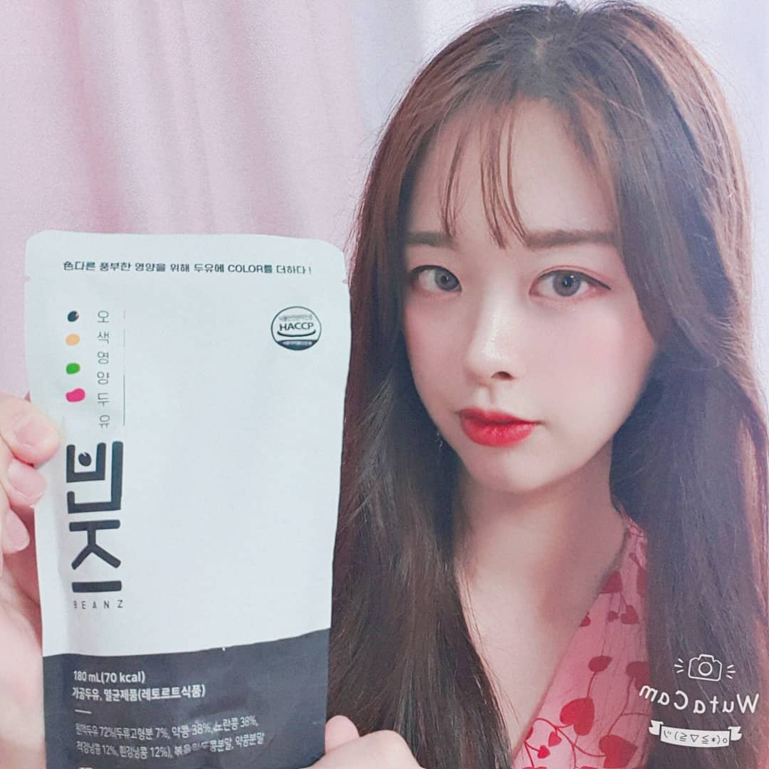 쑥쑥🌷 on Instagram: “요새 더워서 밥먹기 귀찮아서 두유에 시리얼이나 미숫가루 타먹는데👍🏻 ⠀ 두유만들때 유전자변형을 하기도한대서 유전자변형없구 천연원료만 사용해서 ⭐전통맷돌방식으로 5가지 콩들을 통채로⭐ 갈아 만든다해서 먹기시작한 오색콩두유. 설탕x대체당x화학첨가물x ⠀…”
