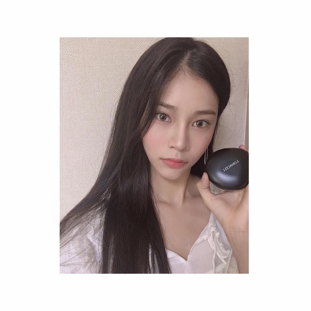 정예인 on Instagram: “요즘 저 쿠션만 쓰게 된다앙 💕🤔 저거 쓰면 메이크업이 오래가서 쥬아🙊 쿠션이 너무 귀엽게 생겼어ㅠㅠㅠ❤️ 원인 모를 알레르기 때문에 얼굴 난리 났었는데 피부 진정,보호 기능이 짱이라고 해서 안심하고 쓰는중 🤟🏻 . . .  #lohacell…”