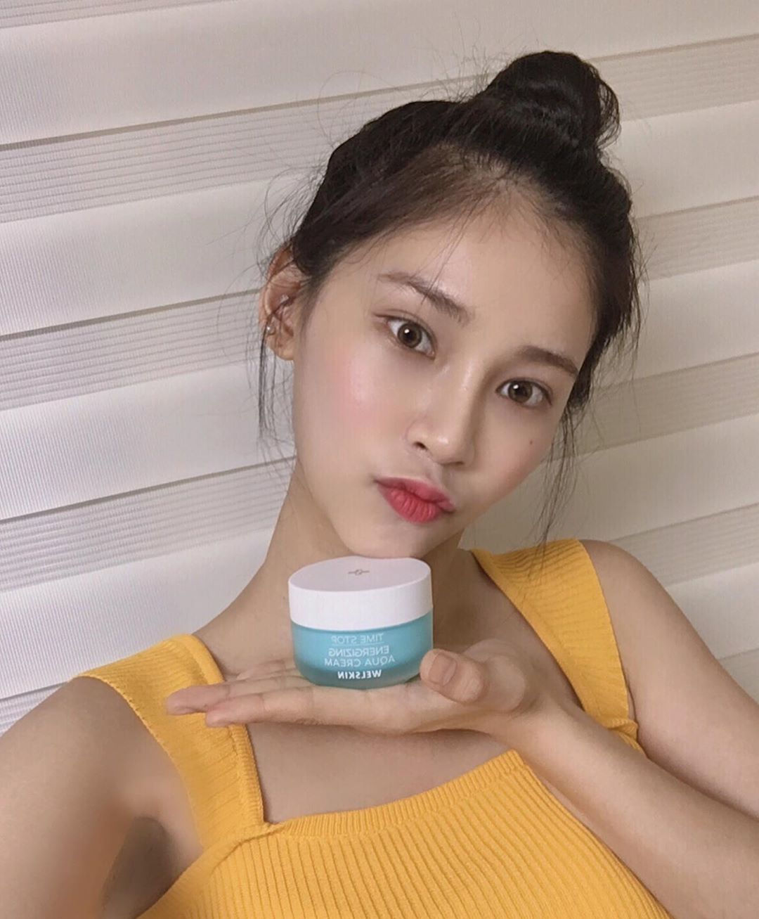 정예인 on Instagram: “요고 바르고 화장하면 화장이 너무 잘먹는다 😳나 같은 예민한 피부에도 🤲👍👍👍👍👍 . . . #웰스킨 #welskin  #진정크림 #화잘먹크림 #수분크림추천 #아쿠아크림 #아쿠아크림추천 #수부지 #수부지크림 #수부지수분크림 #웰스킨아쿠아크림…”