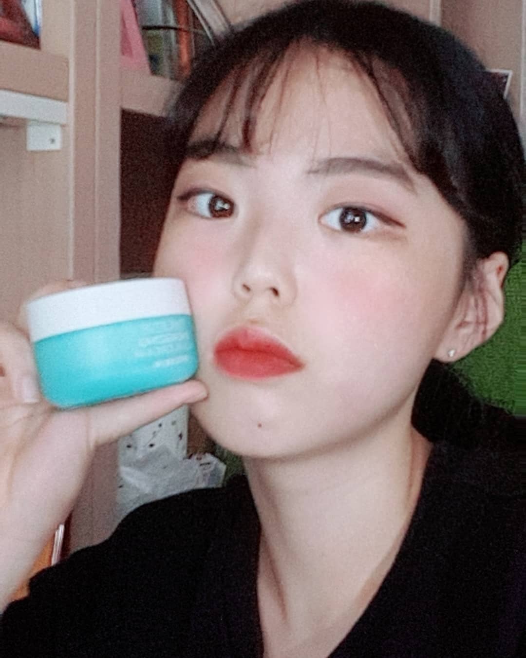 손진향(햄뽀) on Instagram: “요즘 화장이 잘 먹는 이유  #웰스킨아쿠아크림 요즘 햇빛이 강해서 피부가 따끔하고 예민해져서 발라봤는데 풍부한 수분감과 쿨링감이있어 피부 진정을 시켜주어서 좋았어요 💙 촉촉하고 끈적거리지않고 자기전에 바르면 그 담날 화장이 잘 먹더라구요 근데…”