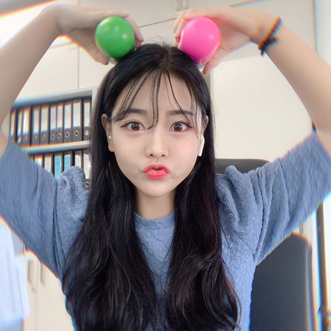 최수지 on Instagram: “며칠있다가 래쉬가드 촬영있어서 다이어트가 필요했는데 대박템 찾았어용👍🏻💙 👉🏻시즌1 먹고 향이랑 효과가 아쉬워서 "으휴 또속았어!" 라고 생각했는데 이번 시즌3을 운 좋게 받게되어 다이어트 효과 톡톡히 보고있어용 !!! 진짜 달라졌어요 분홍이,…”
