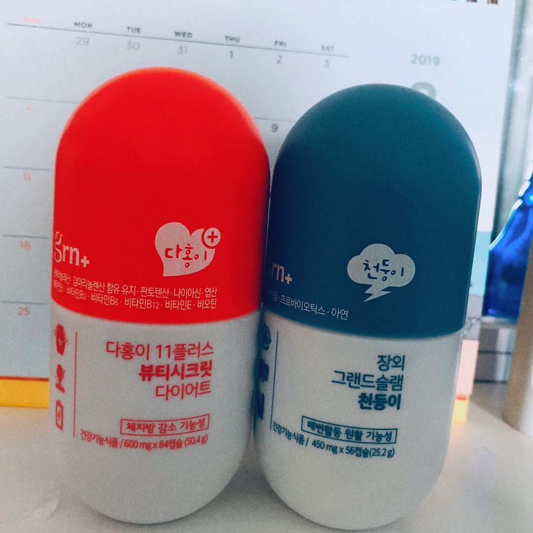 아름 on Instagram: “GRN 다이어트 다홍이+천둥이 여름필수템수템! 다이어트를 도와주는 다홍이와 배변 활동을 도와주는 천둥이, 일주일 먹어본 결과 화장실은 아주 잘 가는 듯? 오늘도 점심 먹기 전 하기랑 같이 먹었쥬~ 다이어트 보조제라고 하지만 건강기능 식품이라 걱정…”