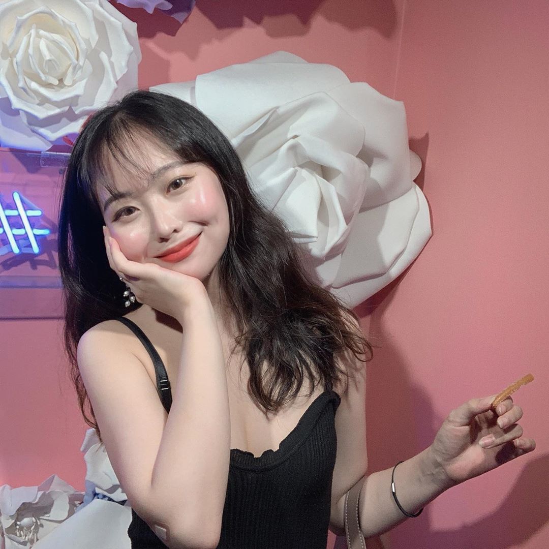 신수진 on Instagram: “#시장을여는사람들 점장님 넘 스윗하세여(ღ>᎑< ღ) @jooju_31 랑 즐거운 데이튜🎀 . . . #오늘도 #인생네컷 #취중네컷 #정든닭발 #첫번째 #모임 #21살 #바보들 . . .  숙취대마왕인데 술먹기전에 두알 먹고 술왕창마시고 나니까…”