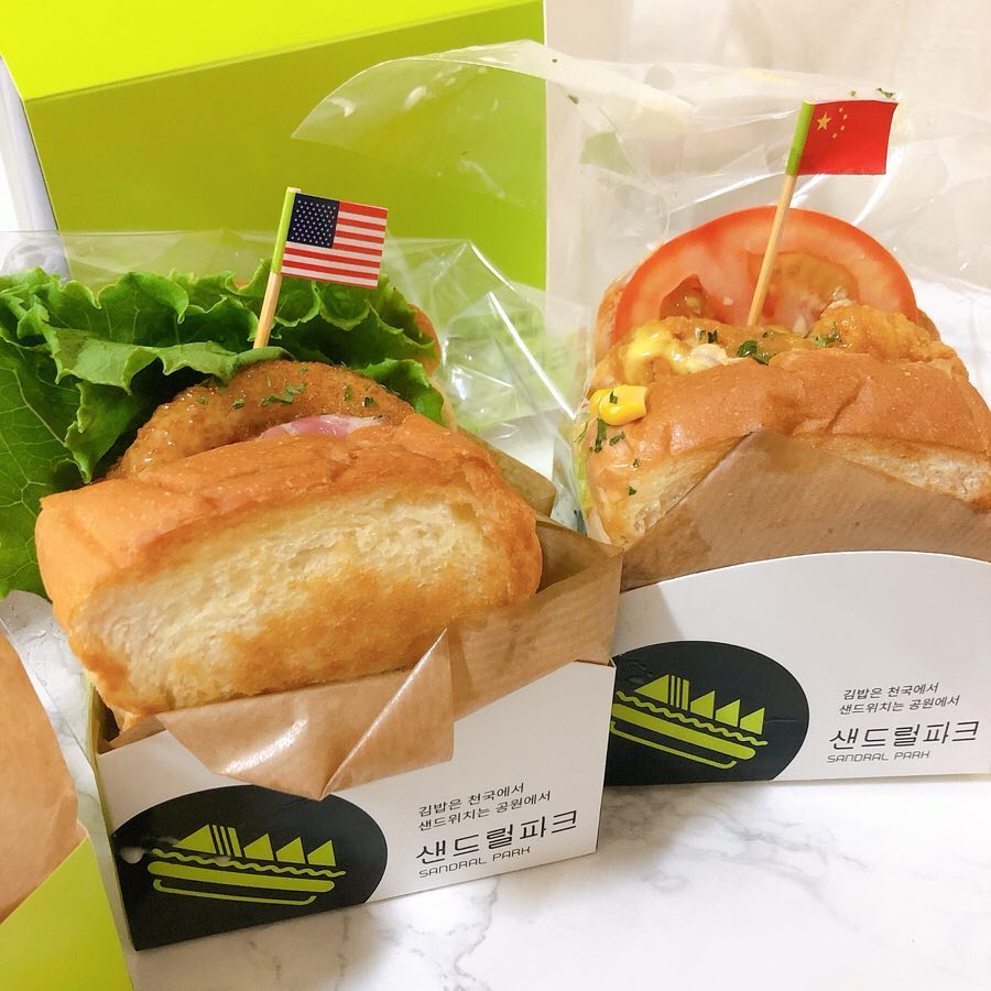 맛쟁이_🖤 on Instagram: “#샌드럴파크 🥪🛵 🌈. . ✔️ 연남동 샌드위치맛집! 강남에서 배달되서!! 오늘 점심으로 딱!!! . . ✔️뉴욕🇺🇸(3,900) 베이컨+어니언링의 조합!!! 어니언링이 샌드위치에?? 색다른 느낌인데 이거 완전 상큼하게 맛이따 . .…”