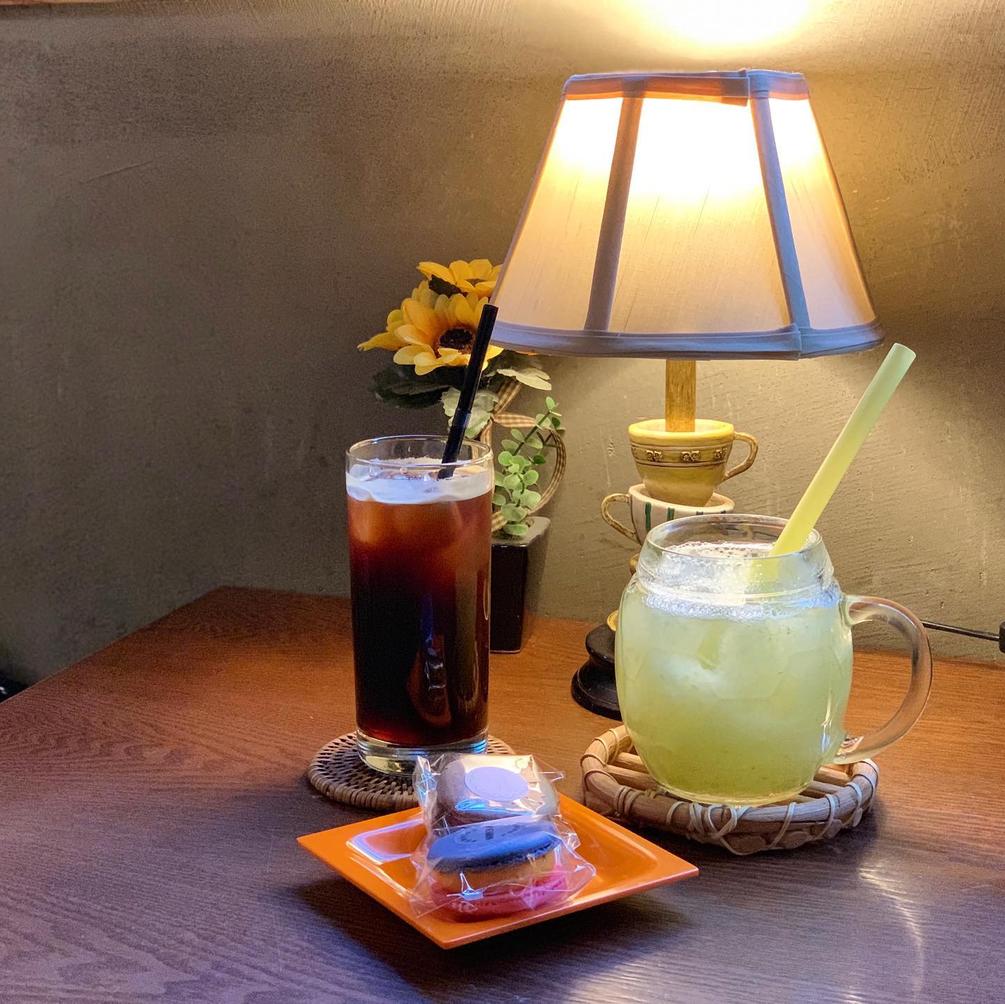 분위기 갓 ⭐️ 벽 루프탑 카페
아메리카노와 초코 마카롱 🍫
청포도에이드와 황치즈 마카롱 🧀
#카페옥상 #궁동옥상