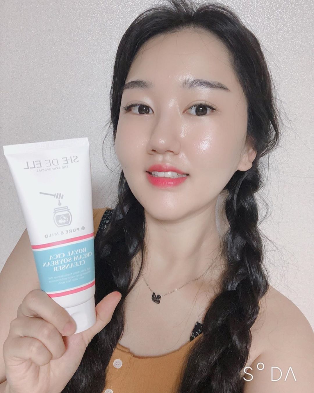 @_891211 on Instagram: “⠀⠀⠀⠀ ➲ 로얄 시카 크림 콩클렌저 ⠀⠀⠀⠀ 이름부터 로얄젤리추출물, 콩클렌저라고 하니 피부를 해치지않고 건강할것같은 느낌이더라구요?(ㅋㅋ) ⠀⠀⠀⠀ 피부기초부터 무너져 세안후에 당김있거나 민감한피부에도 자극없이 순한느낌이니 유/수분 빼앗겨 건조해…”