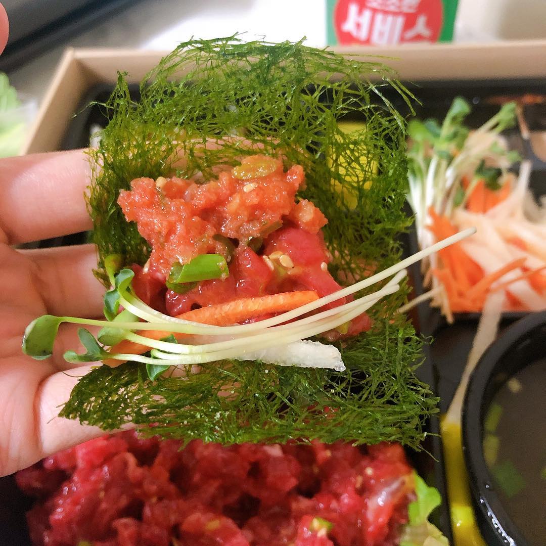 맛쟁이_🖤 on Instagram: “#명란한육회 🛵🥢🥄 . ✔️육회를 집에서!! 역시 배달의 민족 . ✔️명란한육회(18,000) 육회 한상 가득!! 감태에 싸먹는 이맛 처음인데 이거 굿굿👍🏻🌈 명란도 같이 싸먹으면 도 짭쪼롬 😝😝 . . . . . .  #역삼육회 #논현육회…”