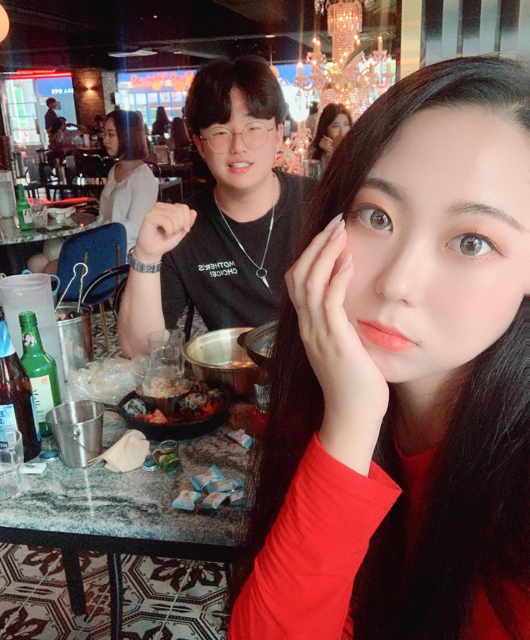 모소연 on Instagram: “윤근이랑 1943에서 술🙄 술먹을땐 미누 숙취킬러‼️ #미누숙취킬러 술먹기 전, 중, 후 1개 먹기~ 소주한잔에 타먹어도 진짜 맛있어요ㅎㅎ 아침에 숙취없이 상