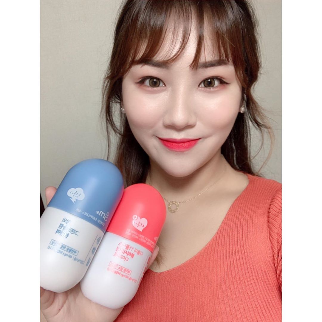 진아 on Instagram: “한통이 2주 분량인데 2주간 식사양 조절하면서 단기간으로 빠짝 다이어트할때 좋은 거 같움😮  다홍인 하루세번 두알씩이고 천둥인 하루두번 두알씩인데 다홍인 체지방감소에도 도움이되고 한달에 한번 생리하기전에 피부 뒤집어졌을때도 도움되고 비타민이랑 엽산도…”