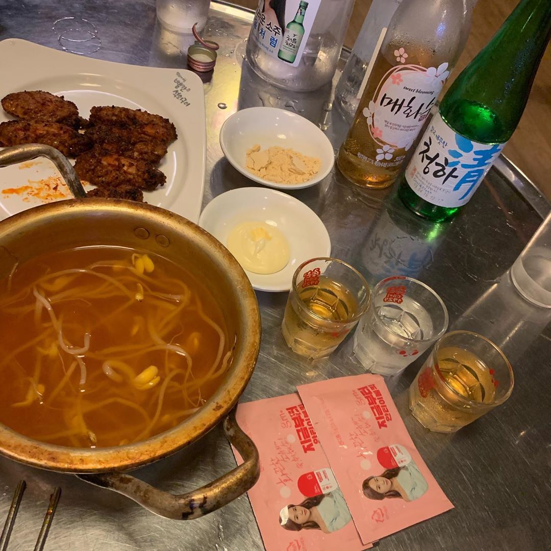 賢 智 (현지) on Instagram: “약간 이현지 놀아주기 느낌 술자리..? 너네두 재밌었지..? . . . #협찬 받아서 먹어본건데 요구르트 맛 나고 맛있었당.. 약간 에피타이저 느낌으로 먹구 술을 저렇게 먹었는데  지금 말짱한거 대박.. 😶 속도 그런데 어지러운 것두 하나도 없당..…”