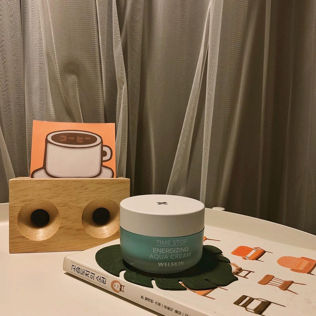 고유빈 ( ʏᴏᴜʙᴇᴇɴ ɢᴏ ) on Instagram: “#welskin 
햇빛이 유독 뜨거웠던 오늘, 예민한 피부에 웰스킨 아쿠아크림으로 진정효과주기 ✨ 수분가득한 쿨링감이 있어 팩을 한 것처럼 촉촉한 크림. 저처럼 극건성인 분들에게 추천드려요 🤤”