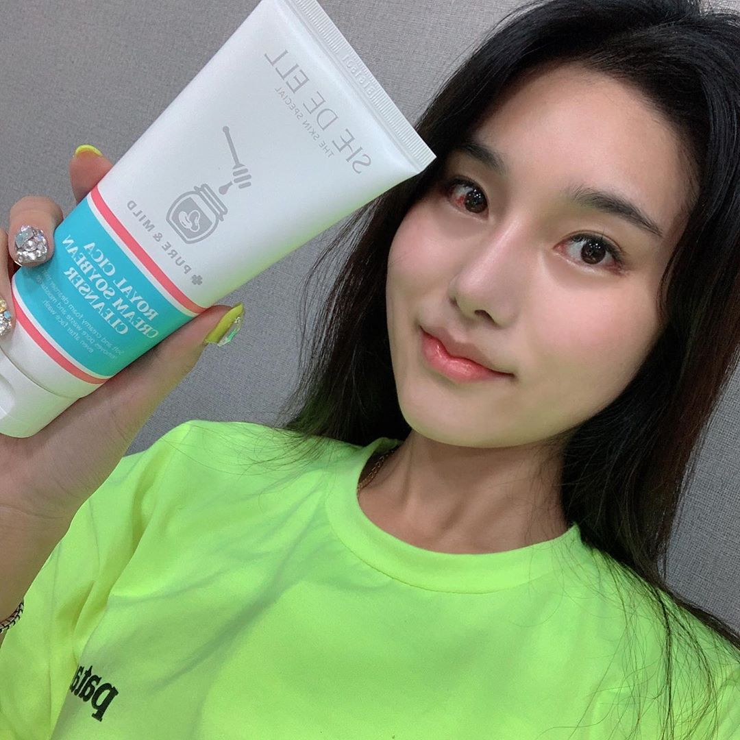 🌹부산스타일🌹부산가씨나가 부산스타일로 리뉴얼 됬어요! on Instagram: “🧖🏻‍♀️쉬드엘 로얄 시카 크림 콩클렌저🧖🏻‍♀️ 콩포뮬라가 함유되어있어서 클렌징 후 촉촉하게 유지해준다🤩 약산성 클렌저라서 피부 장벽을 보호해주고 ewg 올그린등급이라 믿음가는 클렌징폼‼️ - @shedeell #Shedeell #쉬드엘…”