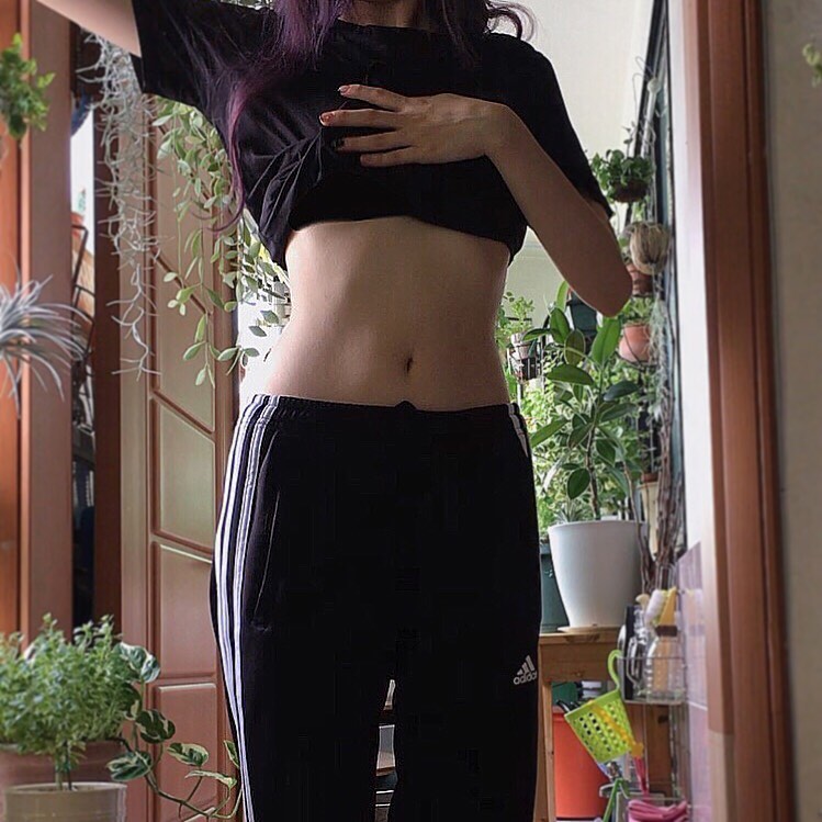 밍주 on Instagram: “요즘 맨날 독서실가며 앉아있는 시간이  서서 움직이는 시간보다 더 많은데 그러면서 살찌고 붓고 😢😢 근데 이 크림쓰면서 정말루 도움 많이 됐다 살을 팍팍빼기보다 보기 좋게 라인을 잡아주고 붓기를 빼는거에 탁월하다 .....(특히 턱,허리,다리)…”