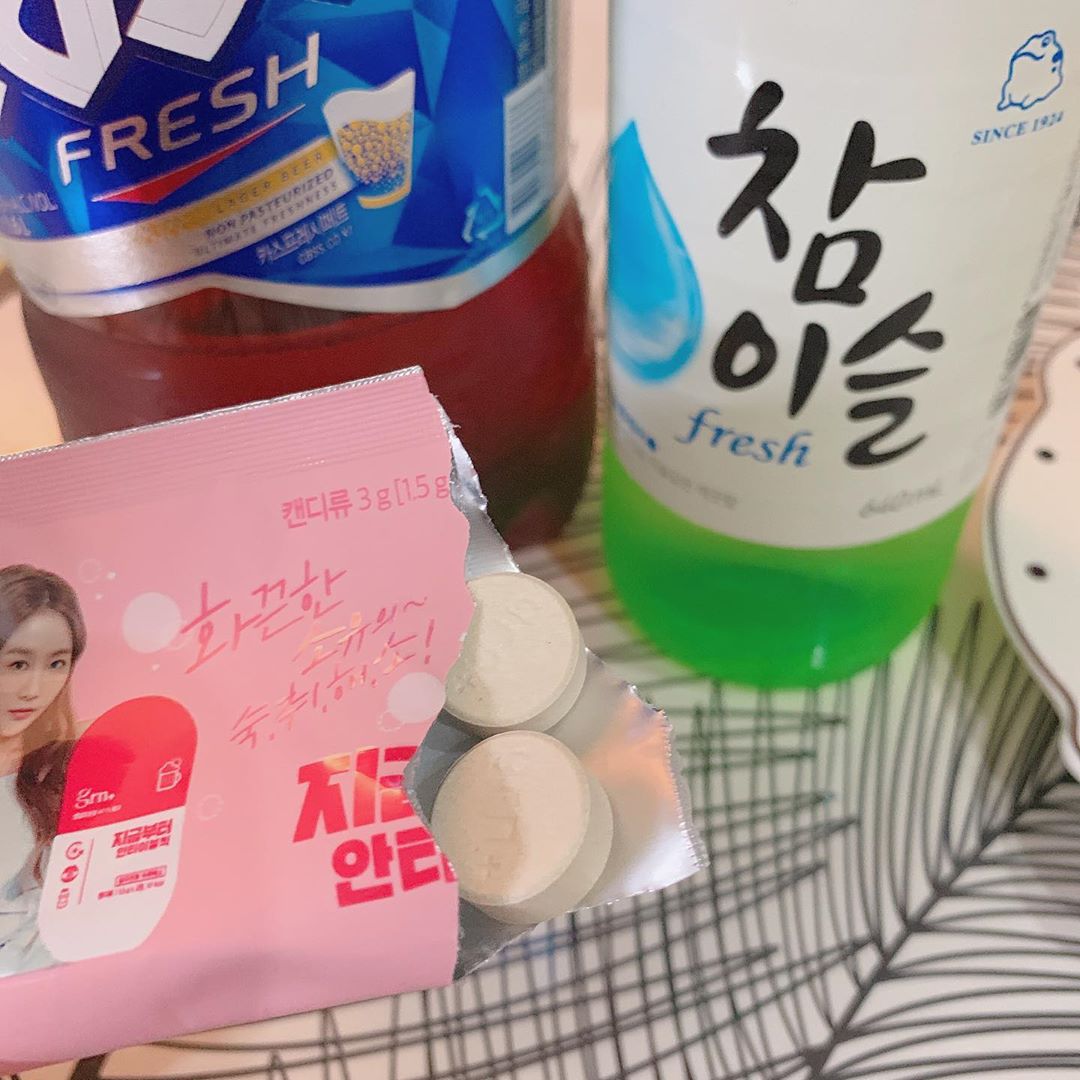 민준맘 on Instagram: “ㅤ
알약 못먹는 사람들에게 딱인 안티이불킥😉
물없이 먹을 수 있어 간편하고 요구르트 맛남🍧
다음날 깔끔한 숙취해소!
오늘도 민준파파의 숙취를 도와줘🙋🏻‍♂️💕”