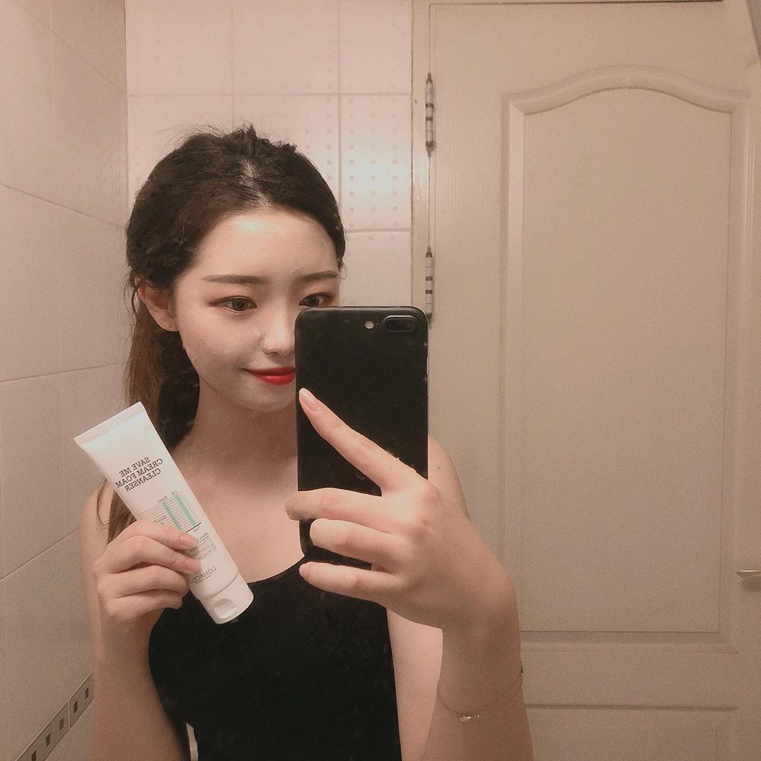 하은 on Instagram: “🌿로하셀 세이브 미 크림 폼 클렌저 ⠀ 로하셀에게 받는 두 번째 선물💚 이번에도 너무너무 추천하고 싶은 ‘약산성 클렌징폼’ ! ⠀ ⠀ ‘로하셀 세이브 미 크림 폼 클렌저’ 는 , ⠀ ✔️미세먼지 세정 및 피부 정화 ✔️pH 5.5 약산성 ✔️천연…”