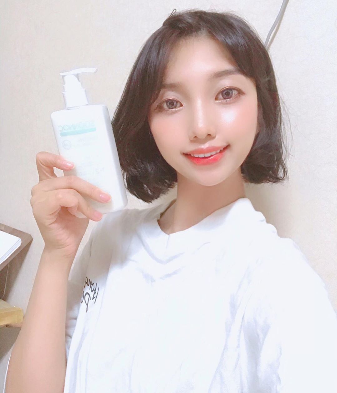 하나 on Instagram: “요즘 같이 습하고 더운 날씨에 야외공연이다, 영상촬영이다해서 두꺼운 풀메이크업에 괴롭힘당하는 내피부😢😢😢 그만좀 괴롭히라고 오돌토돌 피지와 좁쌀로 신호를 보내왔어요,,풀메도 부담스러운데 그 상태에서 땀흘리며 공연하니 피부에 무리가 갔나봐요🤢😰🥵 ⠀…”