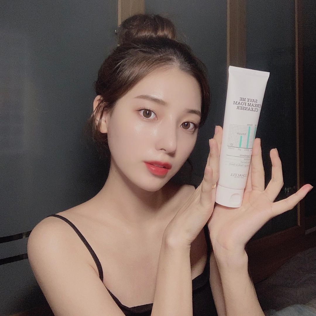 유미지 on Instagram: “요것은 또 다른 신세계의 클렌저 🧴🌿 미세먼지 세정력이 인증된 만큼 야외에서 신나게 먼지 맞으며 돌아다닌 후 자극받고 민감해진 피부에 이 클렌저로 세안하면 그르케 마음이 놓인다 🤤 ⠀ 모링가씨앗,수크랄페이트가 함유된 아주 순한 저자극…”