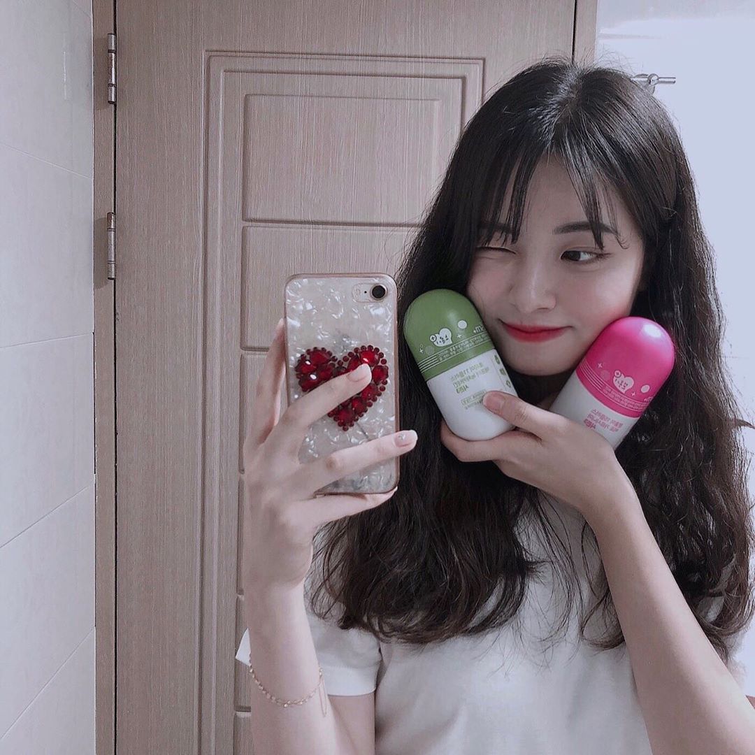 유진 on Instagram: “비타민도 안 챙겨먹는 내가 요즘 꾸준하게 먹고있는 #GRN #다이어트보조제 #분홍이 #초록이 밥 먹기 전 후로 하나씩 먹으면 되니까 너무 편한걸 운동이고 식단 조절이고 하나도 안 하는데 몸무게가 줄어드네..? 엄마한테도 요즘 살 빠졌다고 칭찬들어따…”