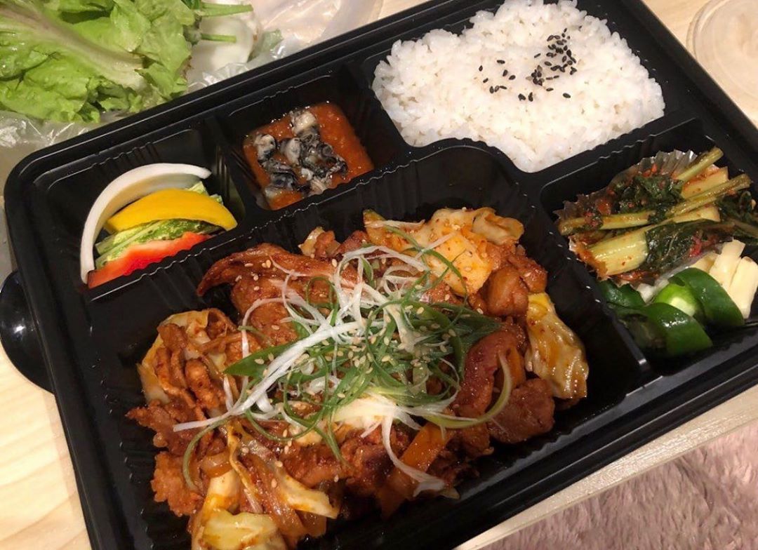 𝒅𝒆𝒘 on Instagram: “샐럽쌈 맛있어요 ❤️ 다음에 또 시켜먹어야겠다 !! ㅎㅎ
.
.
.
.
.
#쌈밥,#도시락배달,#단체도시락,#맛스타그램,#프리미엄도시락,#강남도시락,#강남도시락배달,#강남배달쌈밥,#점심도시락배달”