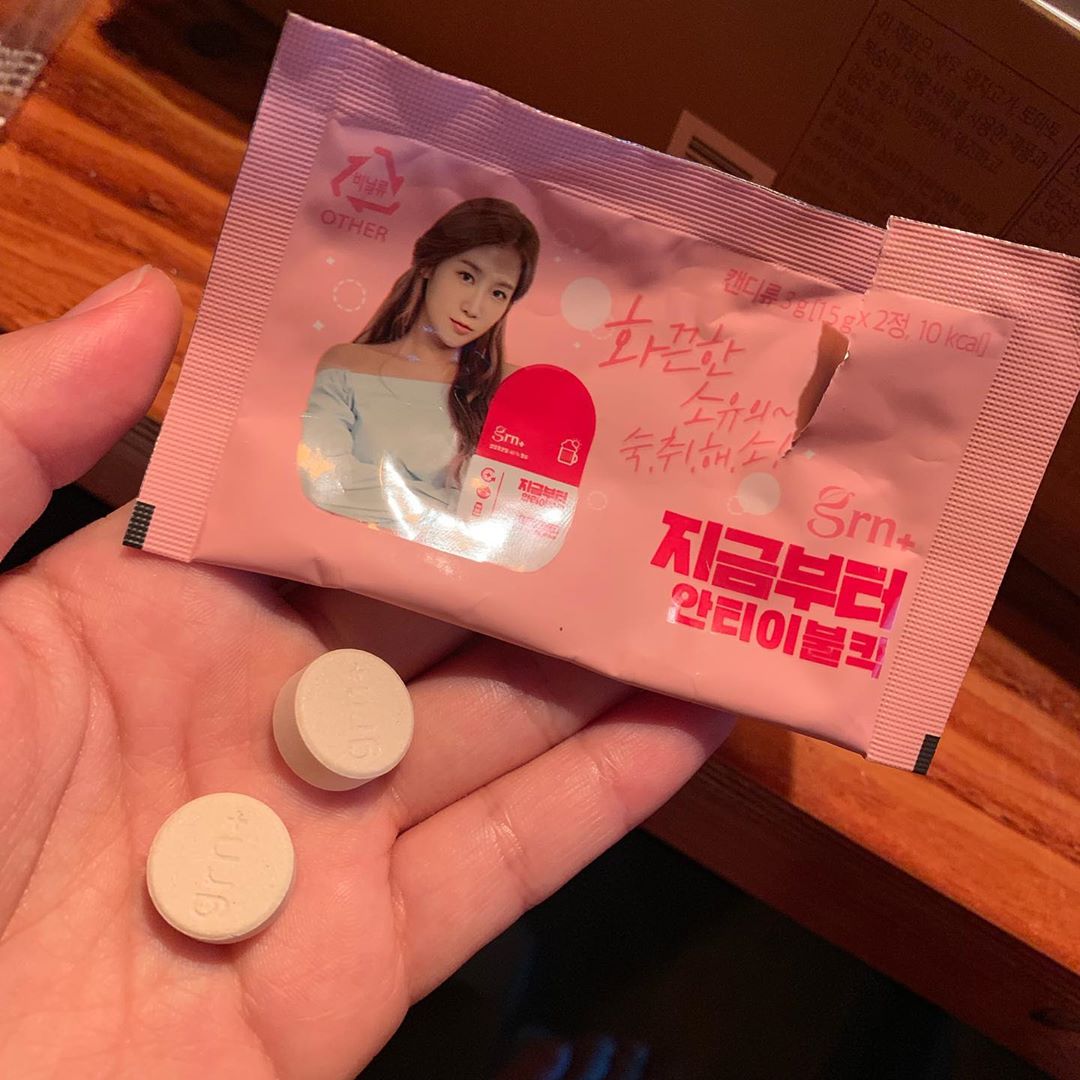 정소현 on Instagram: “술마시기 전 알티이불킥👍 다른 숙취해소제들은 향이 너무 역하거나 맛없어서 잘 안 먹게 되는데, 안티이불킥은 어린이 비타민 같다 ! 술찌 소현은 오늘도 안티이불킥 먹고 ‘멀쩡히’ 귀가 중 😏 . 전에도 안티이불킥 먹고 술 잔뜩 마시고 일어났는데 숙취가…”