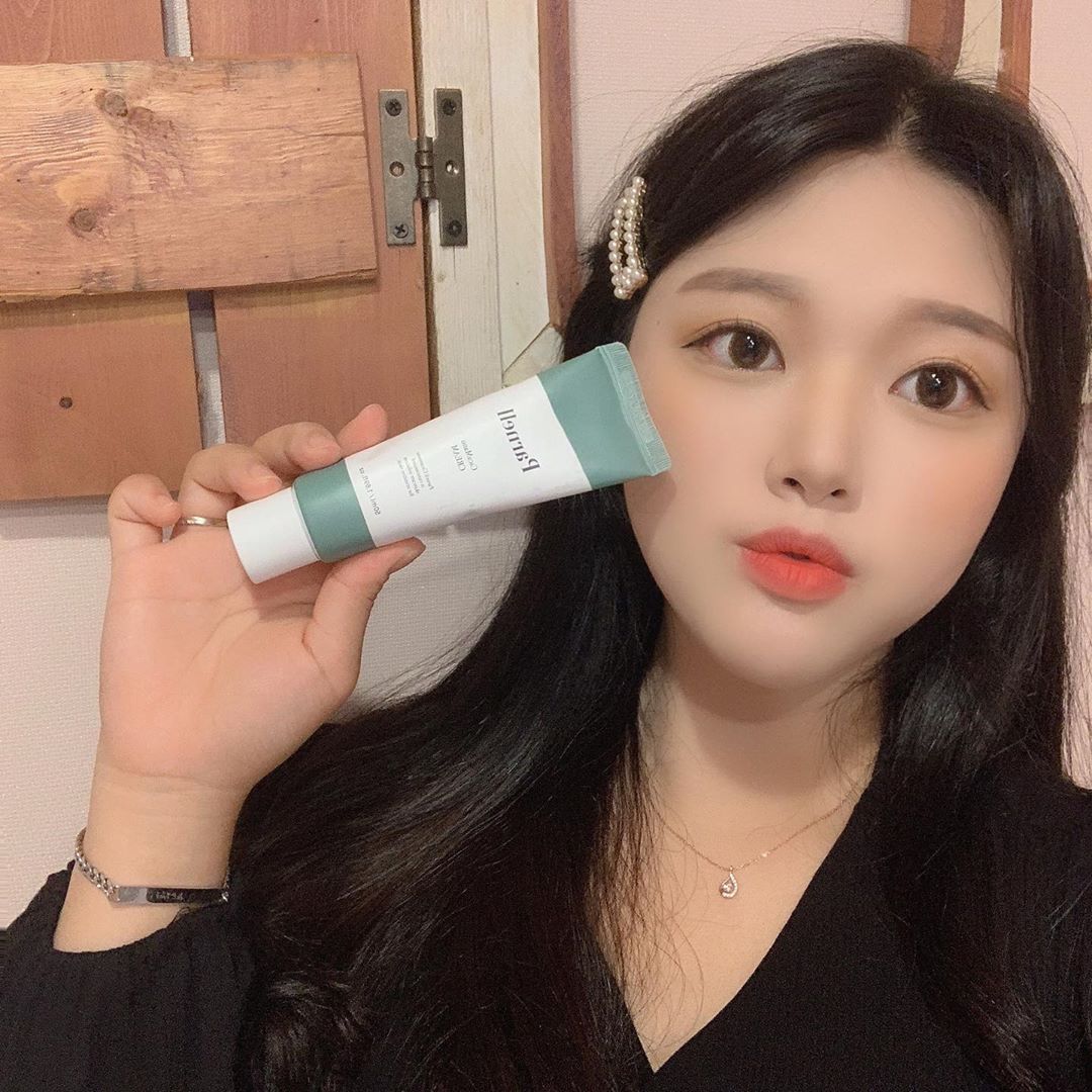 소연 on Instagram: “수분 가득💦 트러블 진정크림 ‘파넬 시카마누 크림’ ✔️3중 히알루론산으로 모든 피부에 골고루 흡수 되는 파넬 시카마누 크림 ✔️전성분 EWG 그린등급 ✔️USDA 유기농 인증 추출물 첨가 ✔️ 끈적이지 않는 고보습 산뜻한 제형의 파넬 시카마누 크림…”