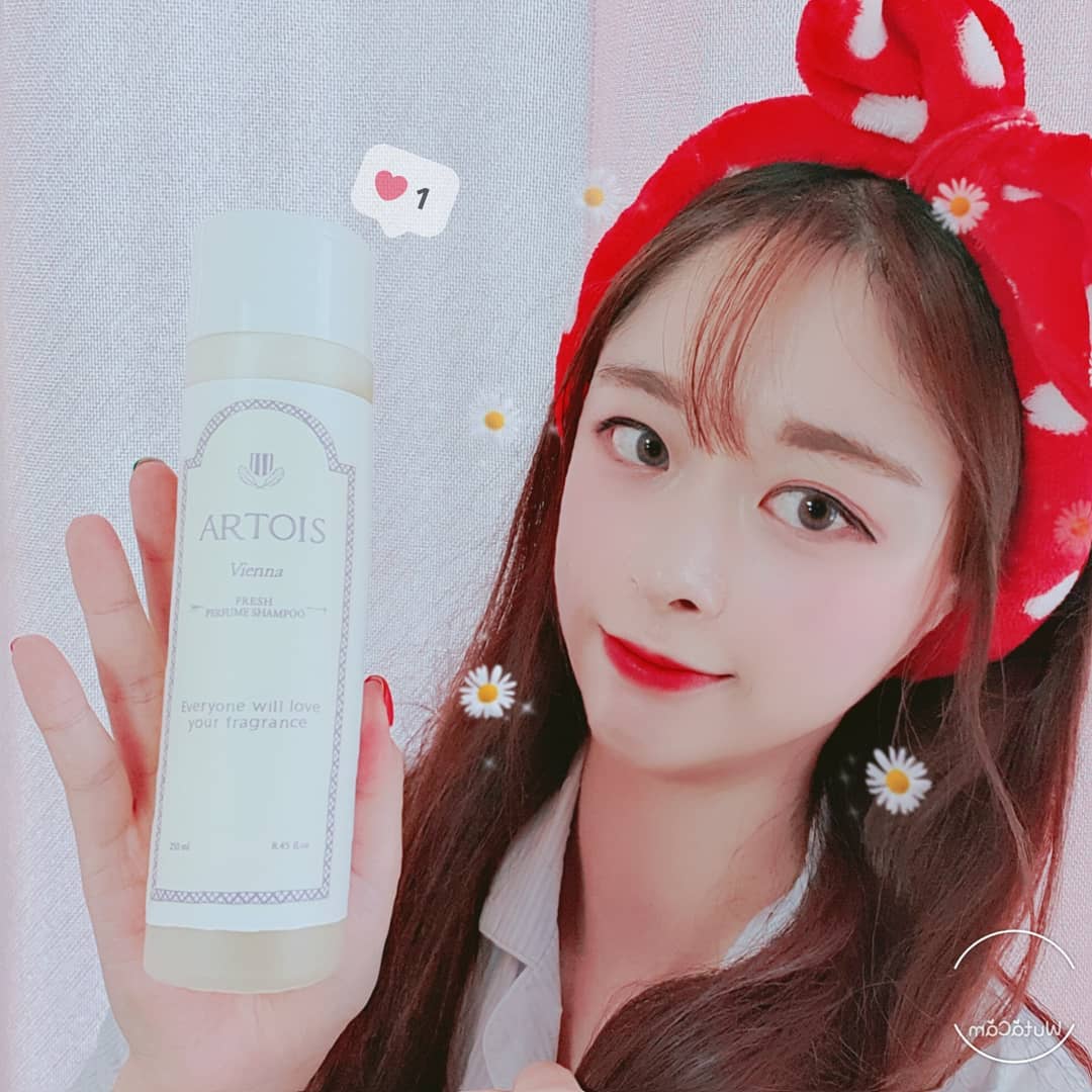 쑥쑥🌷 on Instagram: “빠라바바밤💕 ⠀ 이번에 식물성화장품으로 잘알려진 아르투아에서 신상이나왔어요🌿 ⠀ 바로바로, 🌿비엔나프레쉬퍼품샴푸🌿 식물성이여도 뒤에 사진보시다시피 거품도 잘나구 샴푸하면 향기지속도 높고 두피가 깨끗해져요😶 ⠀ 제가 샴푸향기 맡아봤을때 애기파우더향이…”