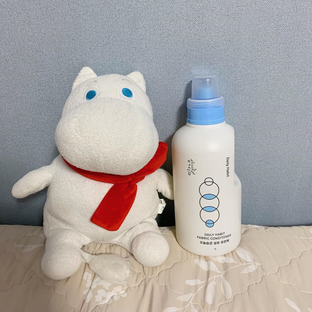 백혜진 on Instagram: “#오늘습관섬유유연제 #플로럴코튼향 뽀송뽀송한 향이 진짜 좋은 #섬유유연제 😍 알러지가 있다는 걸 알고서 뭐 잘못 쓰면 간지럽게 막 올라왔는데, 이거 무려 알러지 프리 향! 근데 적당히 향기롭고 맡을수록 기분 좋다ㅎㅎ 유해성분, 정전기 걱정도 없어서…”