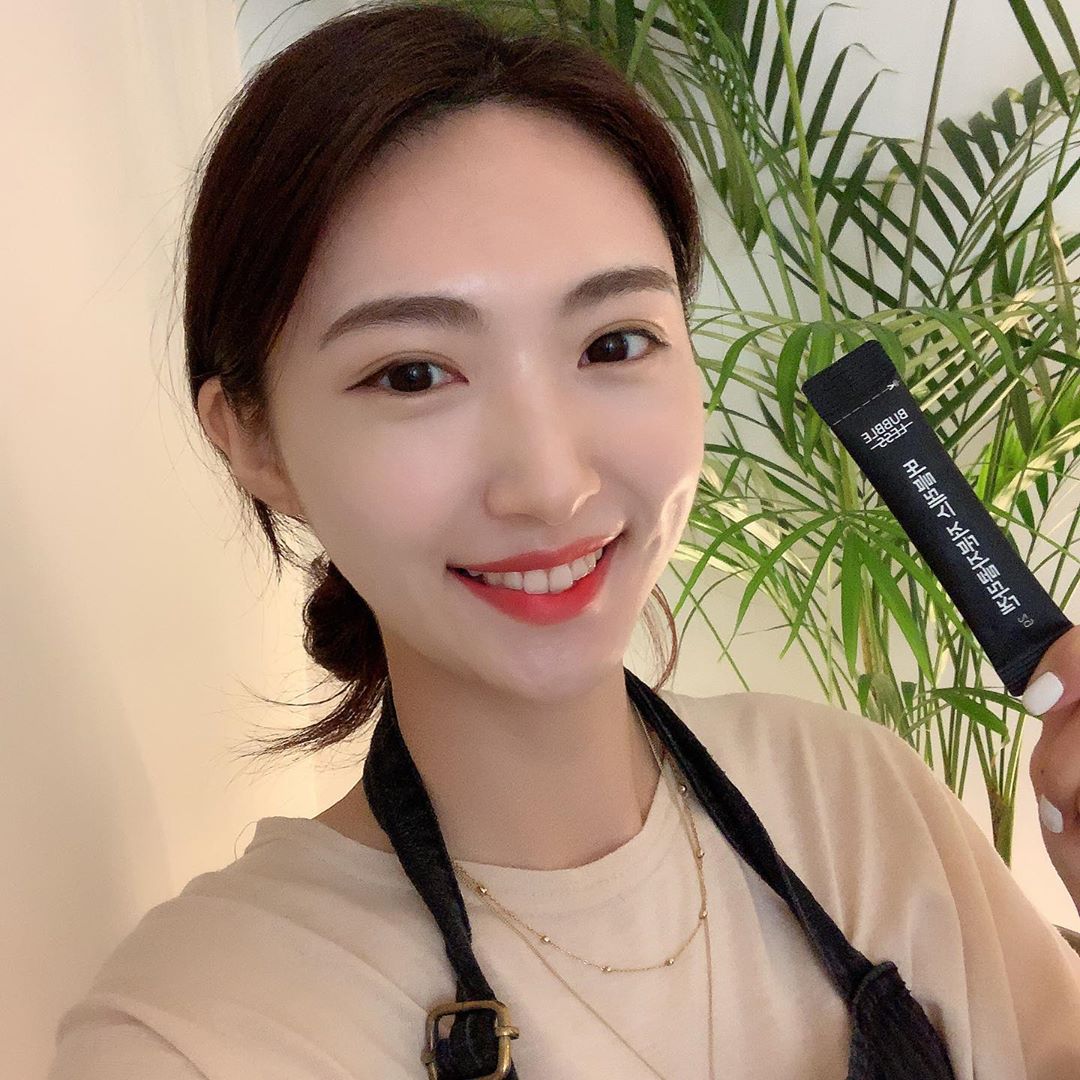 오늘은홈케어하란날이야🧖🏻‍♀️ on Instagram: “▪️#하란’s픽👆🏻Pick! 넘기면 쌩얼주의🔜 오늘도 짧디 짧은 일요일이 끝나가요😭 내일 출근실화에요?? 나 주말동안 진짜 침대에 뻗어있는거 말곤 한게 없는데...흑ㅠㅠ  요새 몸챙긴다고 #건강기능식품 엄청 찾아 먹고 있는거 스토리에 하두 올려서…”