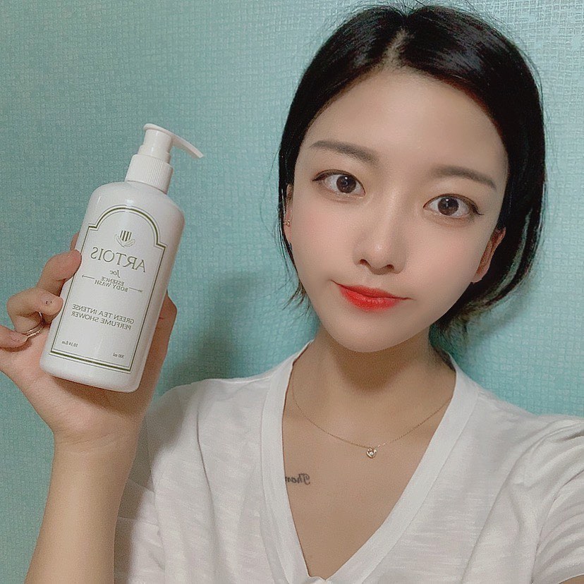 ᴴᴱᴱᴶᴵᴺ on Instagram: “착한성분으로 전연령대가 사용 가능한 아르투아바디워시 🧖🏻‍♀️ 아르투아만의 독보적인 향기로 흔하지 않으면서도 거부감이 들지 않았어요 향이 은은하게 오래가서 너무 좋았어요 저는 6개의 향 중에 joe 향을 써봤는데 정말 숲 속에 소나무길을 걷는듯한…”