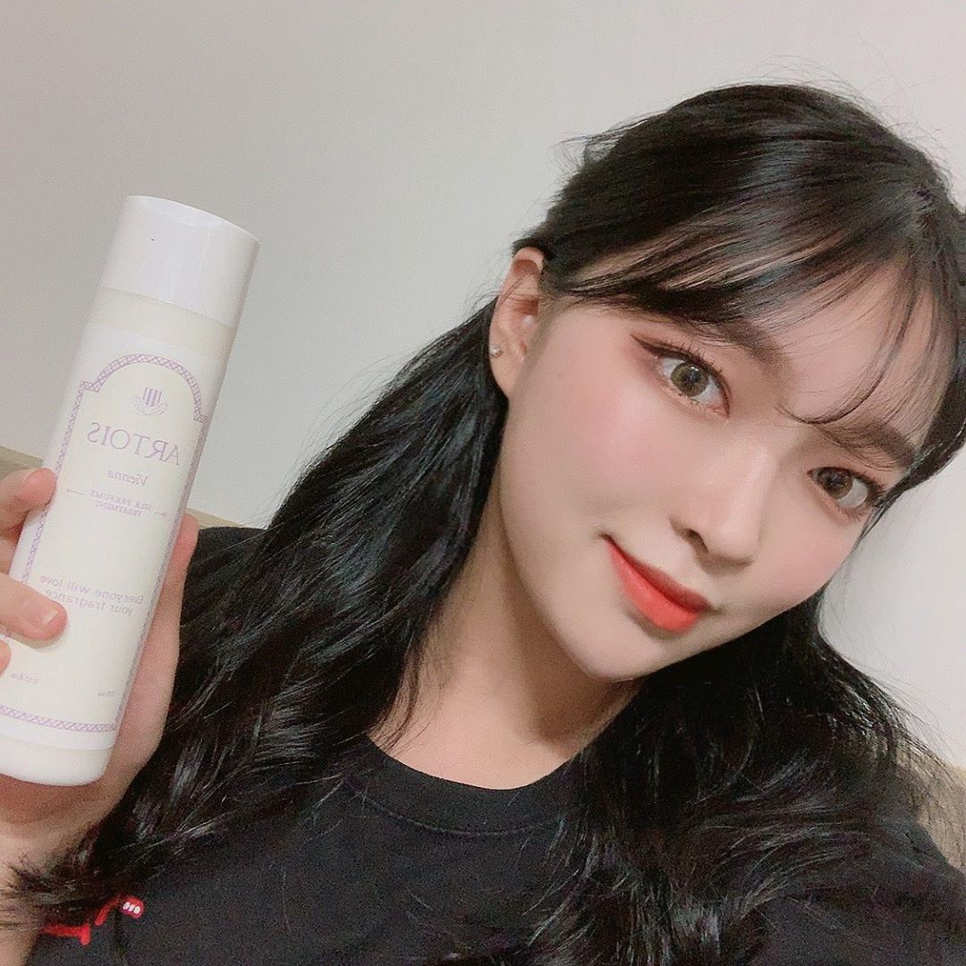 강민지 on Instagram: “💞NEW 아르투아 비엔나 실크 퍼퓸 트리트먼트💞 파우더향이 아주 좋은 트리트먼트 머릿결 개선에도 좋고 이거 쓰면 머리 붙잡고 계속 향기 킁킁 거리는 즁🌟 . #천사연구소 #아르투아 #아르투아트리트먼트 #트리트먼트 #트리트먼트추천 #퍼퓸트리트먼트…”