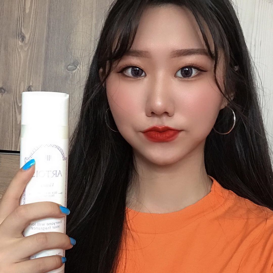 김혜현 (金惠賢) on Instagram: “💟 NEW 아르투아 비엔나 실크 퍼퓸 트리트먼트  비엔나 바디미스트, 비엔나 샴푸를 사용하시는 분들의 요청으로 탄생한 향수트리트먼트 🤗  파우더앤 솝향! 내가 좋아하는 깊고 성숙한 파우더 향, 길 가다 뒤돌아 보게 할 그런 향💕 사용 후 빗질할 때…”