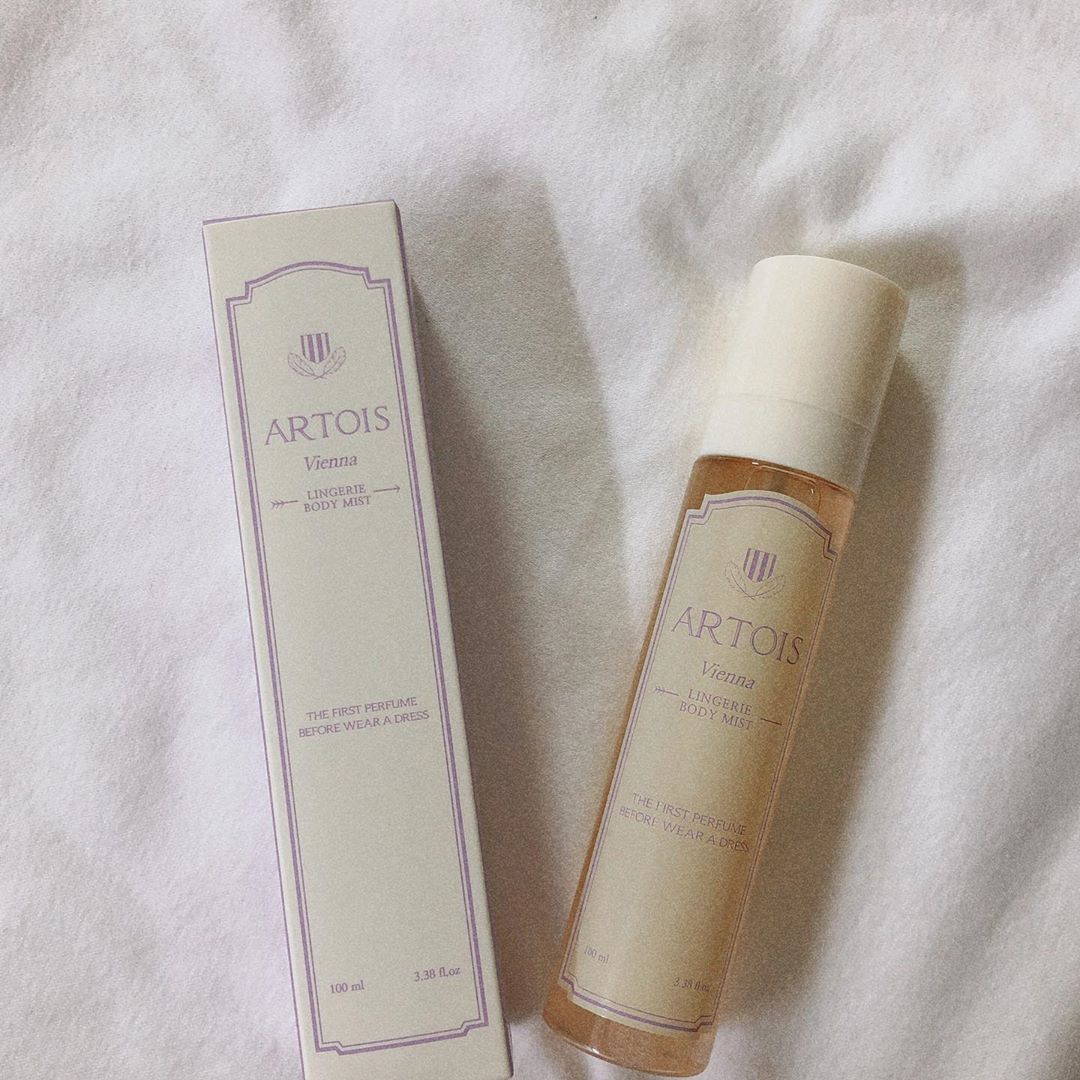 새란 ٩( ᐛ )و on Instagram: “요즘 항상 들고다니는 내 최애템
#아르투아바디미스트 #비엔나향 
하루종일 내몸에서 좋은 향이🌷
.
#천사연구소 #아르투아 #바디미스트
#입는향수 #향수추천 #여행필수템”
