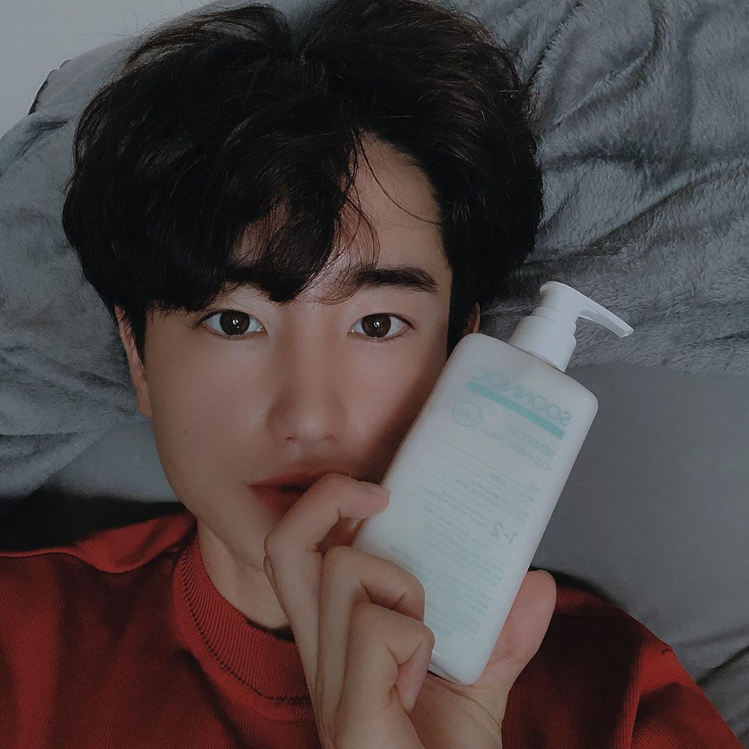 찌니💫 on Instagram: “순녹 센시티브 클렌징밀크 후기🌈  손 쉽게 메이크업과 피지와 각질을 녹여주는 클렌징 밀크입니다. 자극이 없고 성분도 저자극이라 얼굴에 트러블 날 걱정도 덜 수 있어요. 피부가 예민한 분들은 제품 구매하실 때 고민 많으시죠? 저도 예민한편이라 신중하게…”