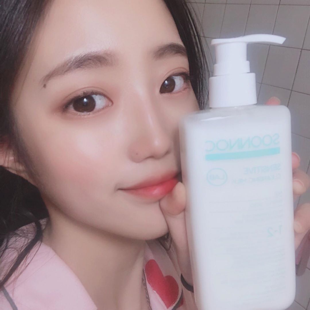 권민진 on Instagram: “✨순녹 센시티브 클렌징 밀크 ✨  손 쉽게 피지와 각질을 제거해주는데  정말 너무 순해서 자극하나 없었고 ,  세안 후에 얼굴당김도 하나도 없어서  나한테 너무 잘 맞고 좋았던 제품 !  사용 후에 피지 각질제거를 해주니까  피부도 매끈해지고…”