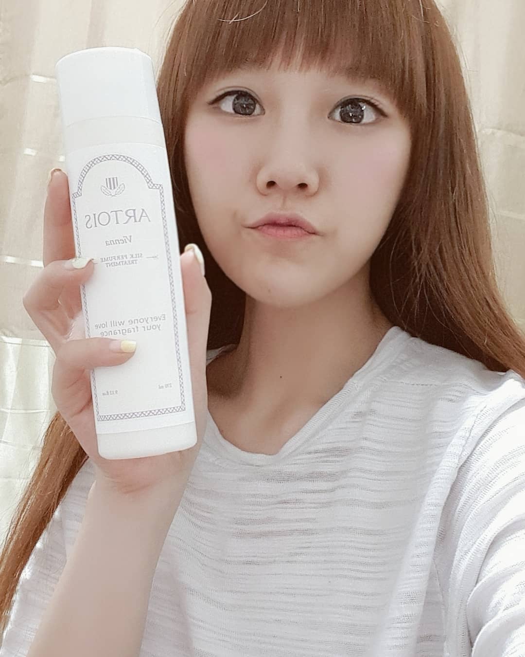 미요미 on Instagram: “아르투아 비엔나 실크 퍼퓸 트리트먼트! 손상 가득한 제 머리를 살려줄 제품이예요ㅠ  6가지 고농축 단백질 성분이 약해지고 건조한 모발에 흡수되어 건강한 머릿결로 가꾸어 준답니다. 실제 사용 후에 머릿결이 상당히 차분해진 것을 몸소 느낄 수 있었어요!…”