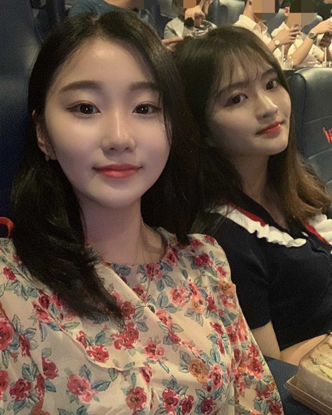 SENG(셍둥이,21) on Instagram: “광수오빠랑 악수하고 신나서 봤는데 넘 섹시해서 제일 크게 웃어버림😁 박정민 배우님 어디서 많이 봤나했더니 사바하에서 본 분ㅠㅠㅠ연기 세상 제일 잘해요👍🏻 다른 것보다 최유화 배우님이 제일 무서웠죠.. 타짜 이번편도 미쳤어요ㅠㅠㅠ다들 개봉하면 꼭…”