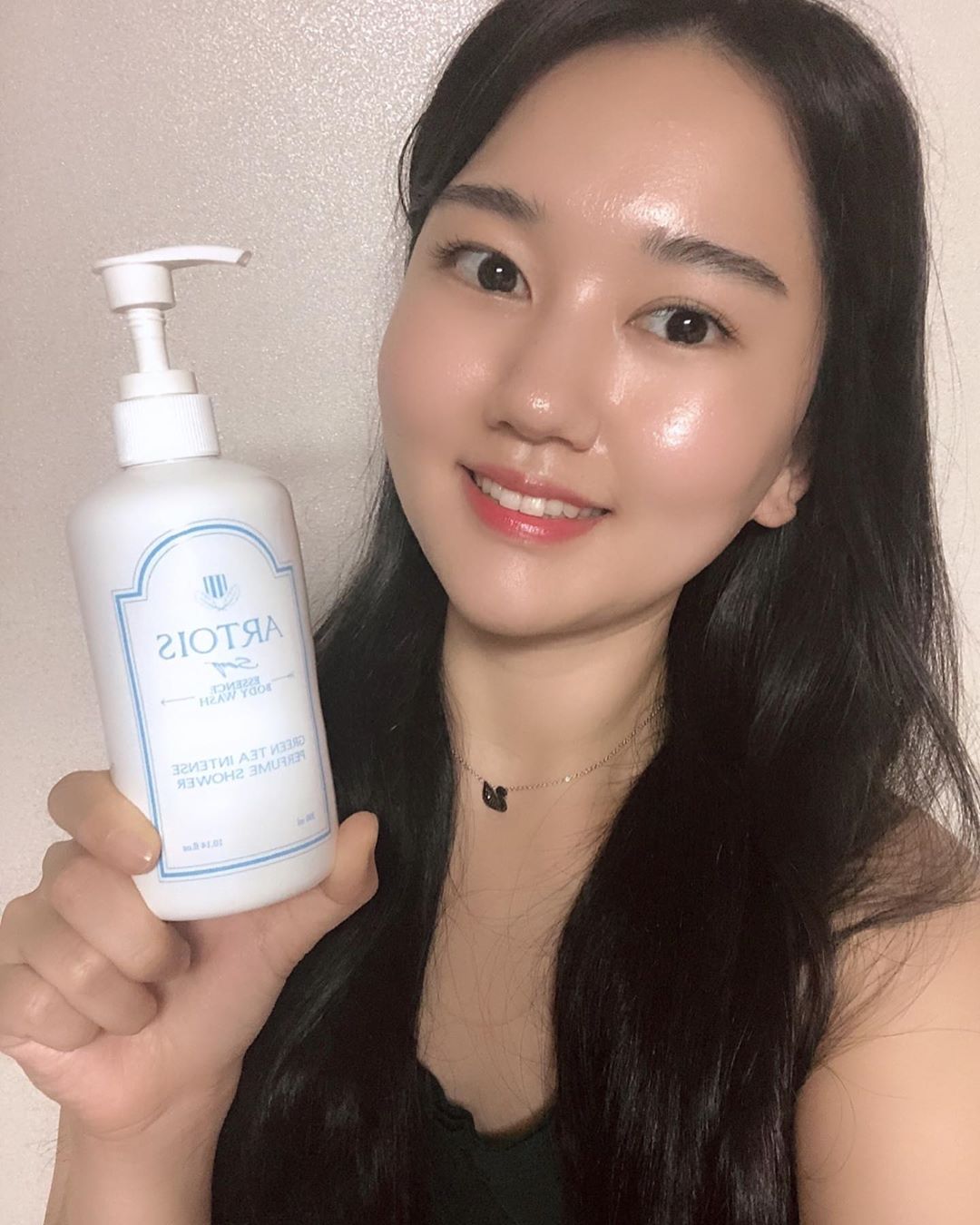 @_891211 on Instagram: “⠀⠀⠀⠀ 첫향이 좋았는데 성분까지 좋아서 감탄쓰 진짜 사진보고 코대면 향 느껴졌음 좋겠어여 ㅜㅜ 3대 보습 성분과 3가지 수분오일 에센스가 샤워후에도 건조함 없이 도와주고 잔향이 오래남아 방금 씻고나온 향이 계속 계속 나네욤 ⁰⃚⃙̴◡˂ ⠀⠀⠀⠀ ➲…”