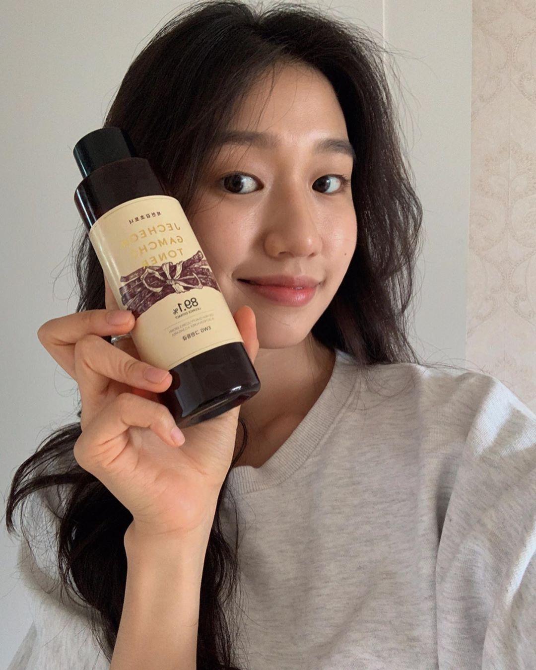 김지호 Jiho Kim on Instagram: “#제천감초토너
_
건조해지는 요즘! 꾸준히 사용해줬더니 피부가 촉촉해졌어요. 화장을 해도 각질이 보이지 않아 너무 좋아요.
_
#감초토너 #soonnoc #순녹 #제천감초89%토너 #감초추출물토너 #진정토너 #진정팩 #촉촉함 
_
#ad #리뷰쉐어”
