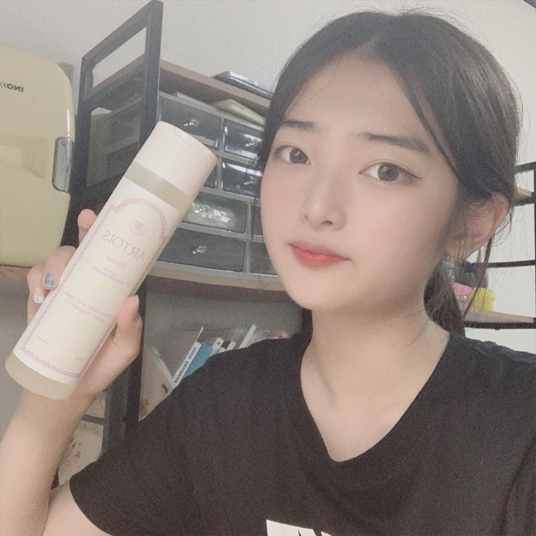 예리 on Instagram: “며칠전에 아르투아 비엔나 트리트먼트 제품 소개해드렸는데, 같은 라인인 샴푸도 가져왔어용 샴푸는 아르투아 비엔나 프레쉬 퍼퓸 샴푸💚 향도 트리트먼트와 같은 깊고 성숙한 파우더향🧼 샴푸 할 때 마다 기분이 좋아져서 계속 쓰게 된당…”