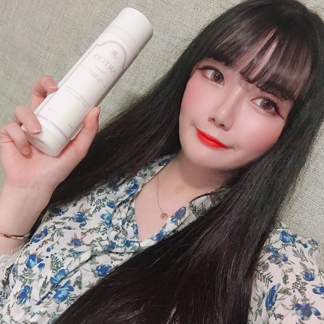 화림 (23) on Instagram: “향 좋은 트리트먼트는 성분이 안 좋을까 걱정했는데 저자극 약산성이라한다 👍🏻 ☆  파우더앤 솝향: 깊고 성숙한 파우더향 ☆ _ _ #천사연구소 #아르투아 #아르투아트리트먼트 #트리트먼트 #트리트먼트추천 #퍼퓸트리트먼트 #단백질트리트먼트…”