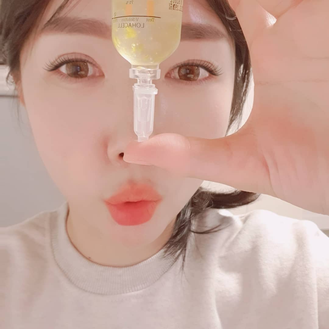 TOFU(두부) 18.10.04 공쥬👸 on Instagram: “내얼굴에 비타민 듬뿍 🥰
정제수 대신 비타민나무수를 넣어 만든
초크초크한 앰플 👍
9가지 비타민들과 착한 성분들만 이루어져 민감하고 칙칙해진 피부들에게 영양듬뿍 🎶🎵”