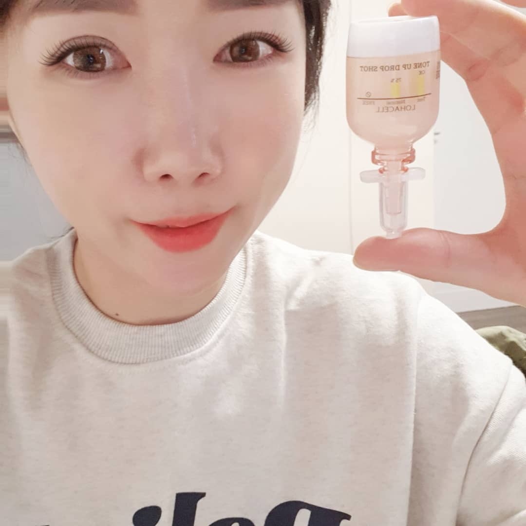 TOFU(두부) 18.10.04 공쥬👸 on Instagram: “여름철 썬번으로 칙칙해진 내 얼굴
어서빨리 구해내야지 😭
착한 성분들로 미백에 탁월한 로하셀
톤업 드롭샷 😍✌”
