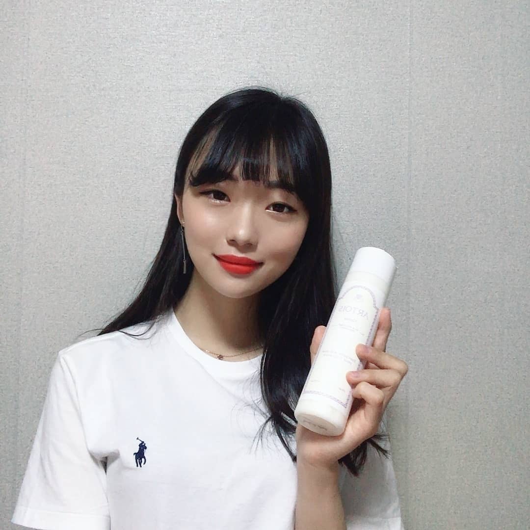 Hwang Hae In(황혜인) on Instagram: “💛NEW 아르투아 비엔나 실크 퍼퓸 트리트먼트 : 깊고 성숙한 파우더향이 나서 샤워후에 머리말리면 은은하게 좋은 향이 나더라구요👀 부드러운 이미지 주기 좋은 부담없이 쓰기 좋은 제품이에요✔ . . . . . . . #천사연구소 #아르투아…”