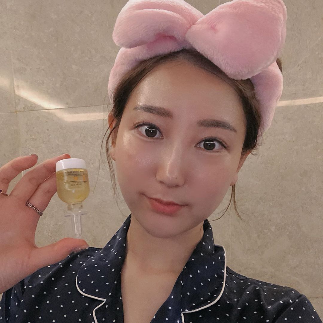 sop. haeun 💕 on Instagram: “자극적이지 않은 홈케어하기 좋은 앰플🖤
.
.
#로하셀 #lohacell #로하셀비타드롭샷앰플 #비타드롭샷앰플 #드롭샷앰플 #로하셀앰플 #비타민앰플 #스킨케어 #홈케어”