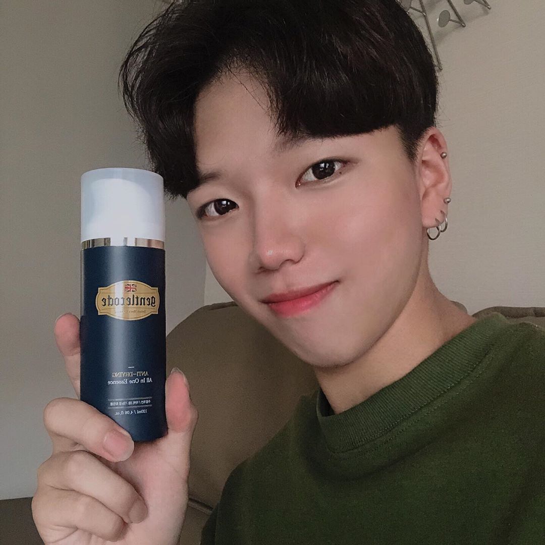 김준영(귀요미) on Instagram: “@gentlecode.official 에서 협찬해주셨습니다  남자들이 딱 쓰기 좋도록 만들어졌더라구요 두번짜면 딱 얼굴 전체에 바를 수 있는 양이 나와요 !! 원래 남자들은 찍찍하고 과하게 촉촉한건 싫어 하는 분들이 많은데 이제품은 적당히 촉촉하고…”