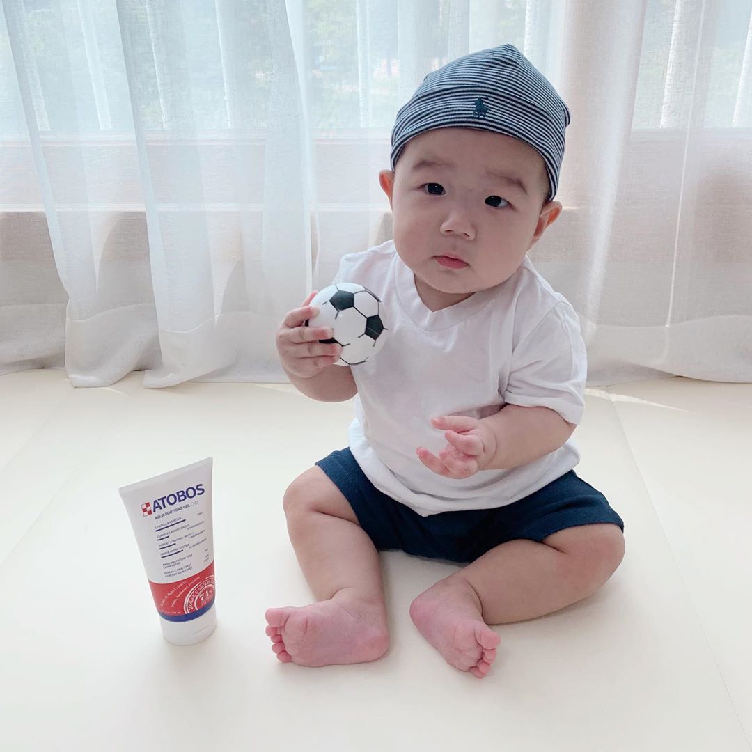 도윤맘 on Instagram: “⠀
멋찐오빠 도윤ꈍ◡ꈍ
⠀
열이 너무 많은 도윤이 조금만 더워도 피부가 울긋불긋🥵
끈적임없고 자극없는 아토보스 수딩젤로
쿨링 진정 관리하기🧴✨
⠀
#천사연구소 #아토보스 #아토보스수딩젤 #아기수딩젤 #유아수딩젤 #atobos #ad”